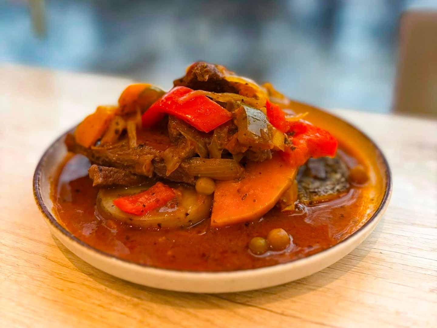 Bife de carne con vegetales.