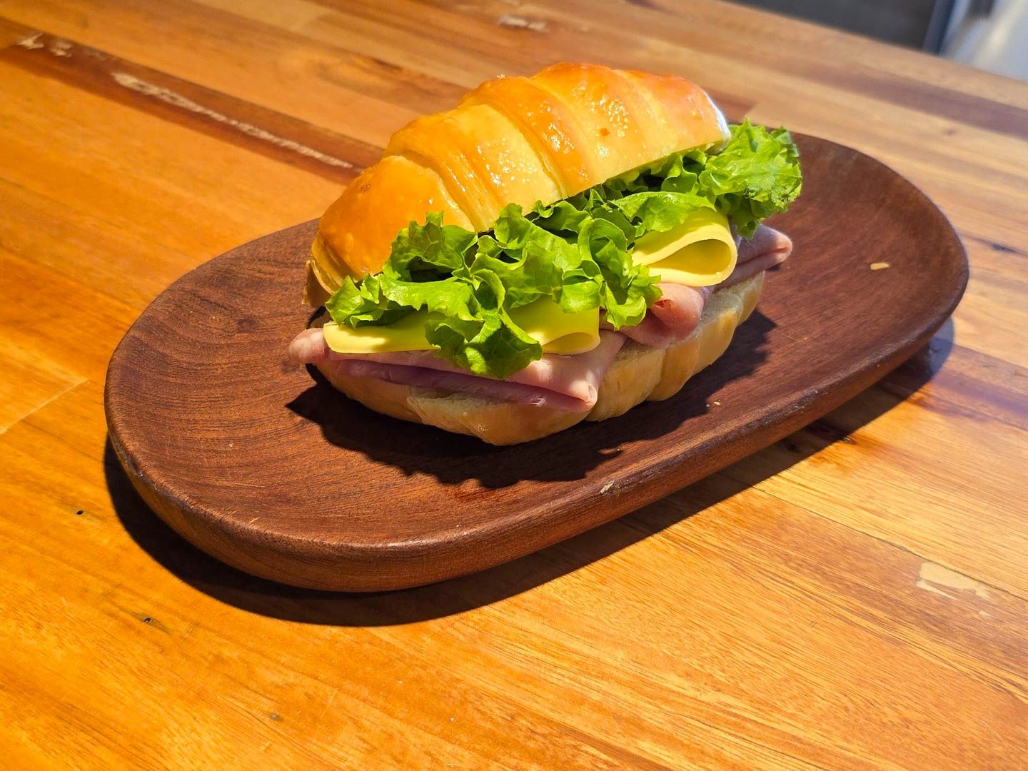 Croissant jyq lechuga y cherry