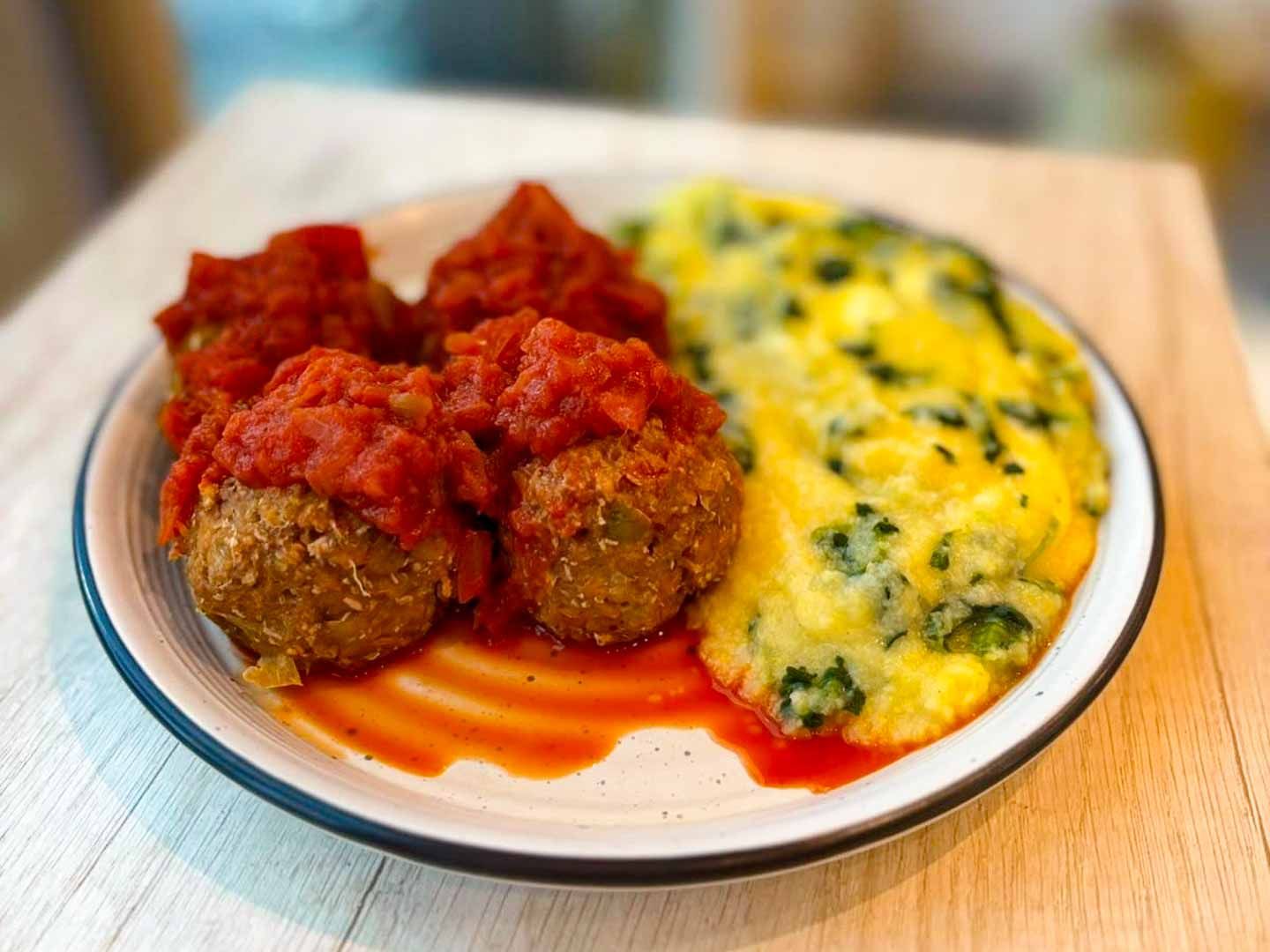 Albóndigas de soja + polenta con espinaca