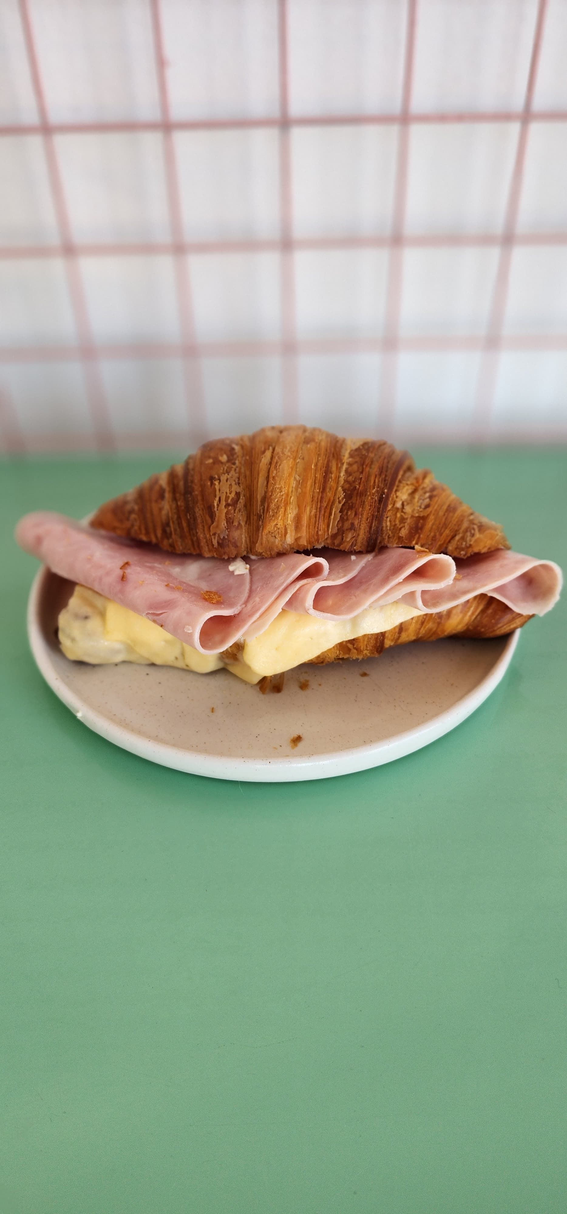 Croissant c/ jamón y queso
