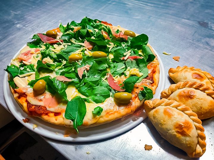 Pizza rúcula +3 empanadas jyq