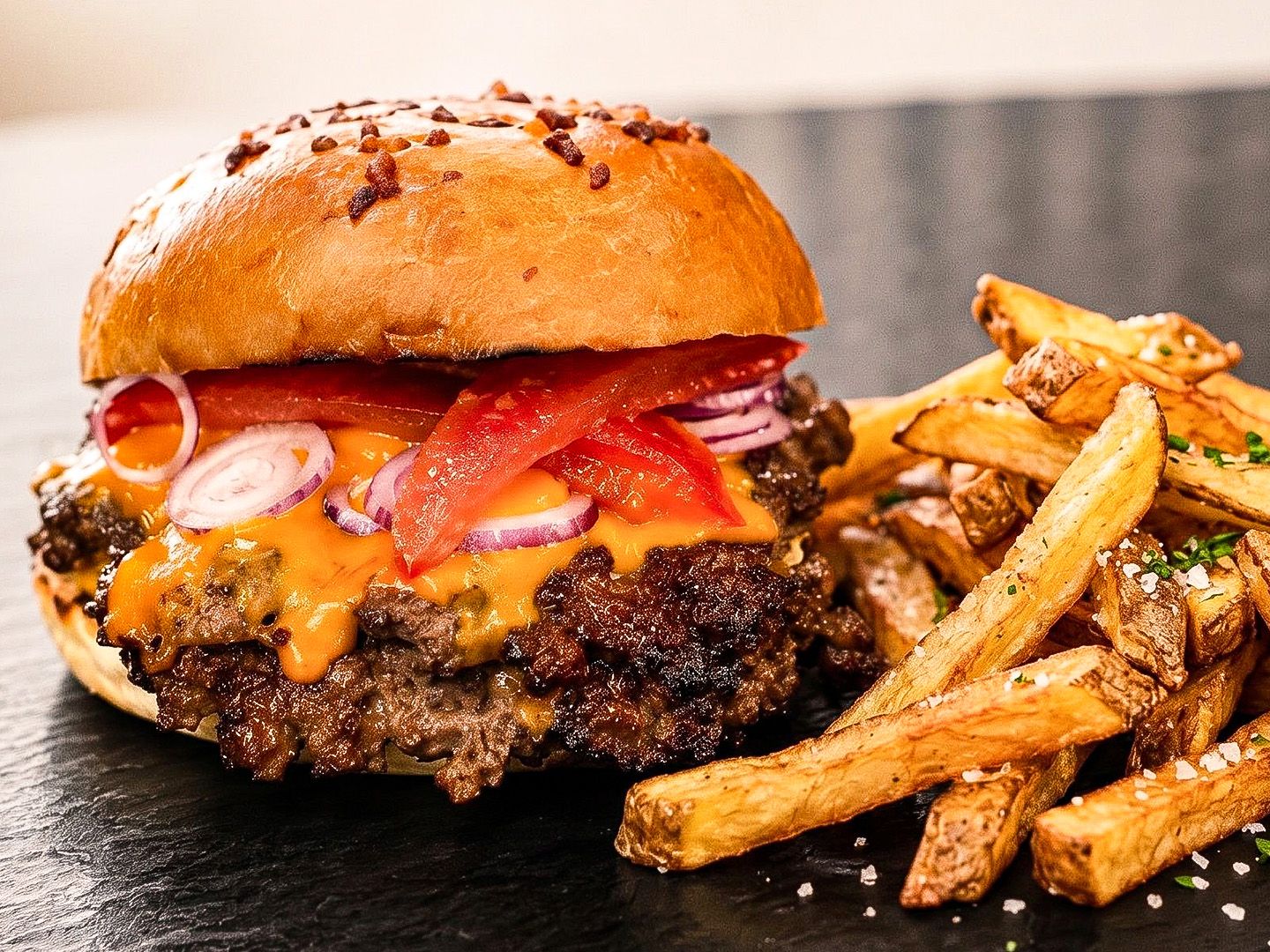Burger boricua doble + papas fritas
