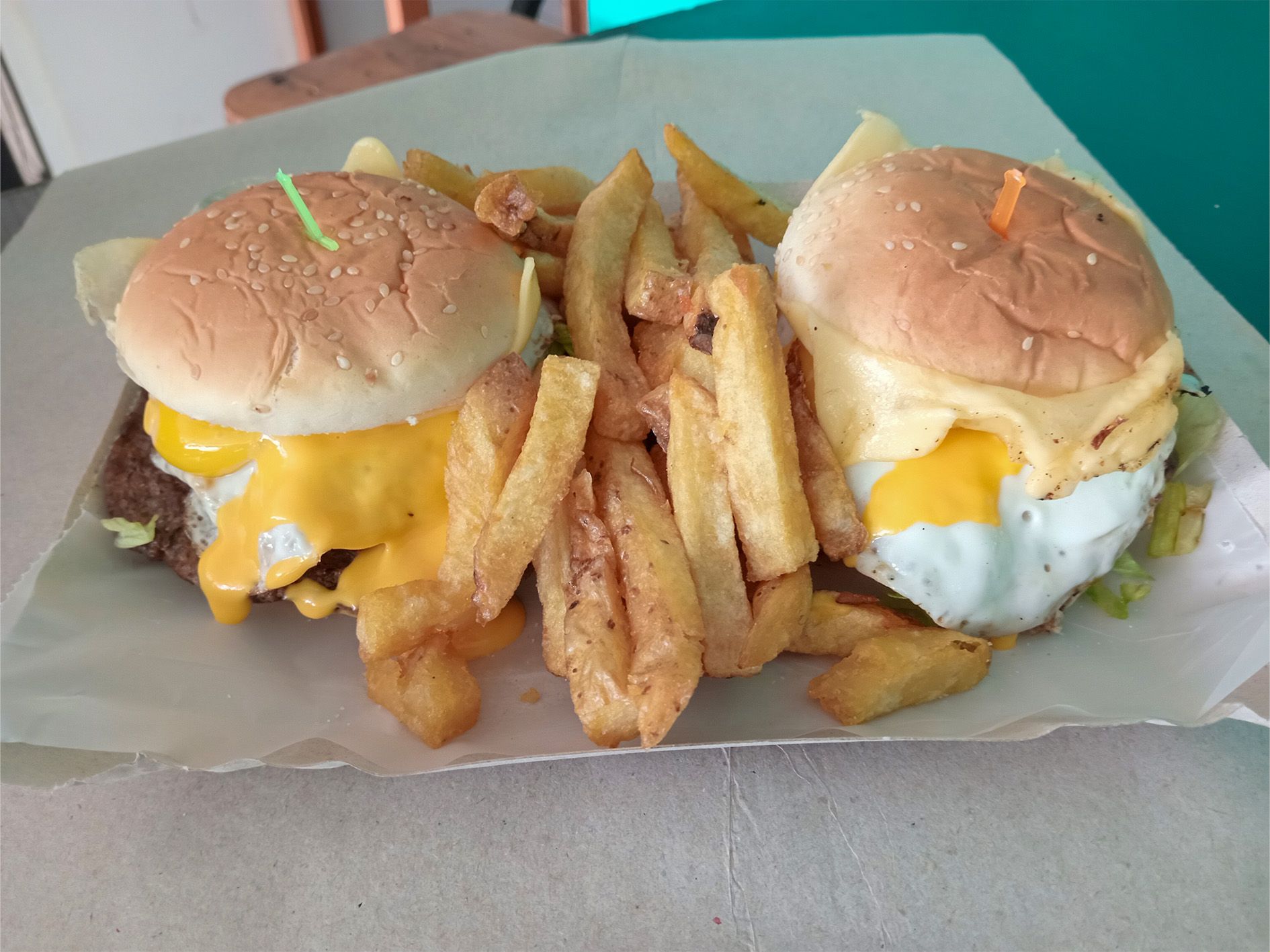 2 hamb completas con cheddar