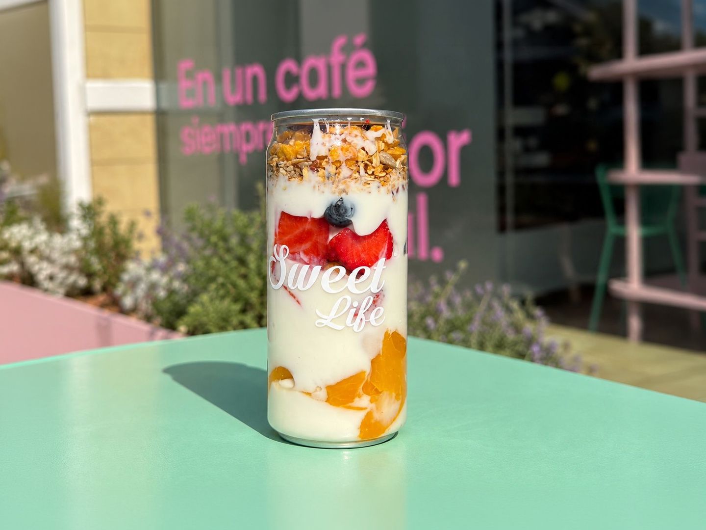 Yogurt natural con frutas y granola lata