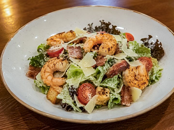Ensalada caesar con langostinos