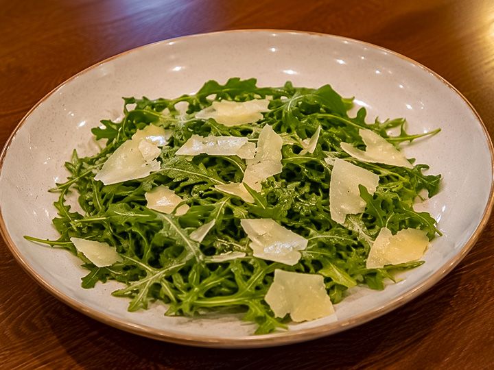 Ensalada de rúcula y parmesano