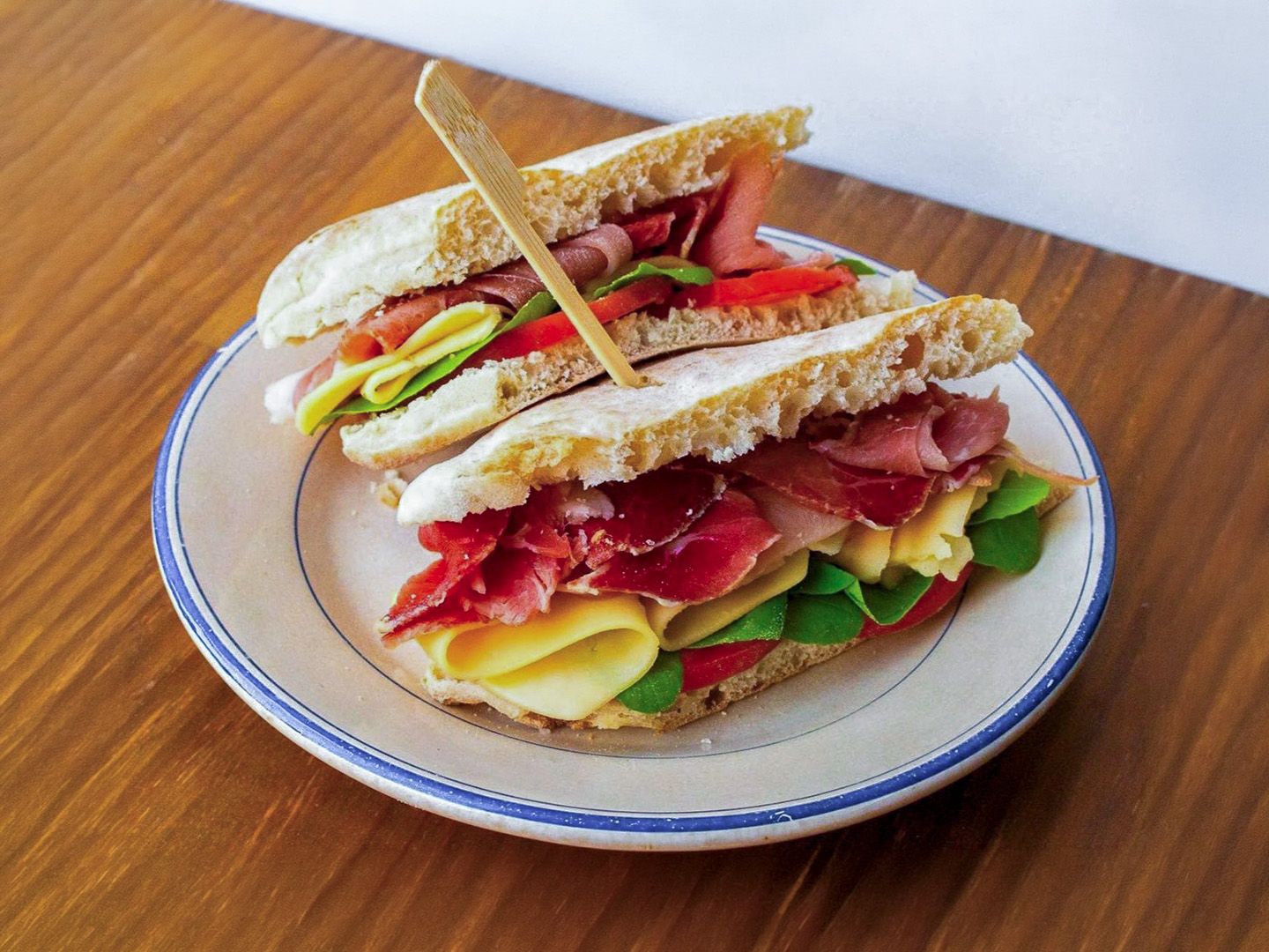 Sándwich completo pan árabe.