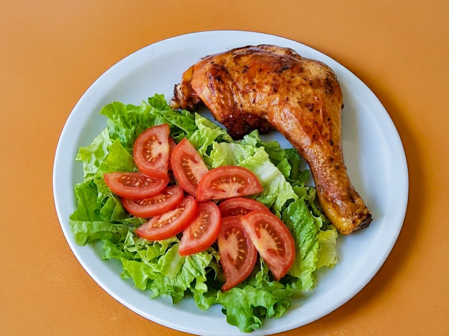 Pollo con ensalada.