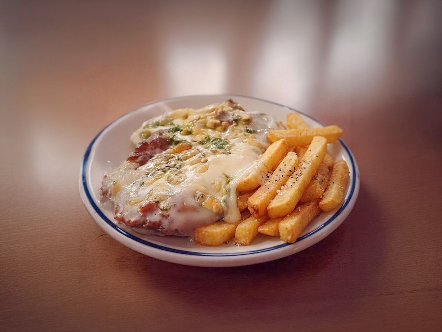 Pollo al roquefort con fritas