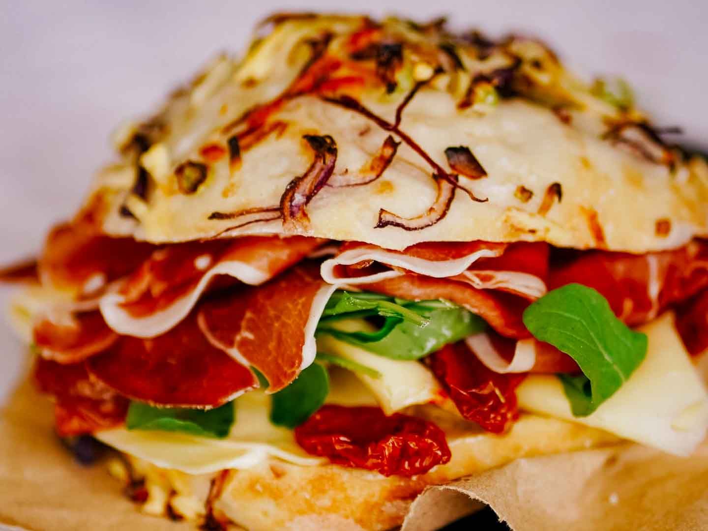 Focaccia jamon crudo & tomates confitados