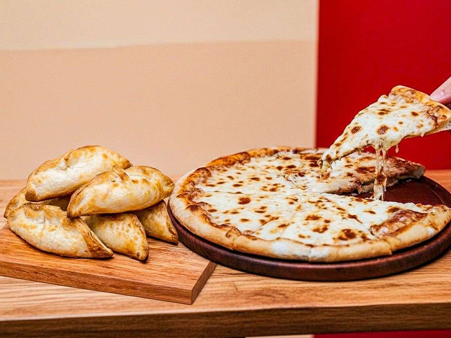 1 pizza muzzarella + 6 emp