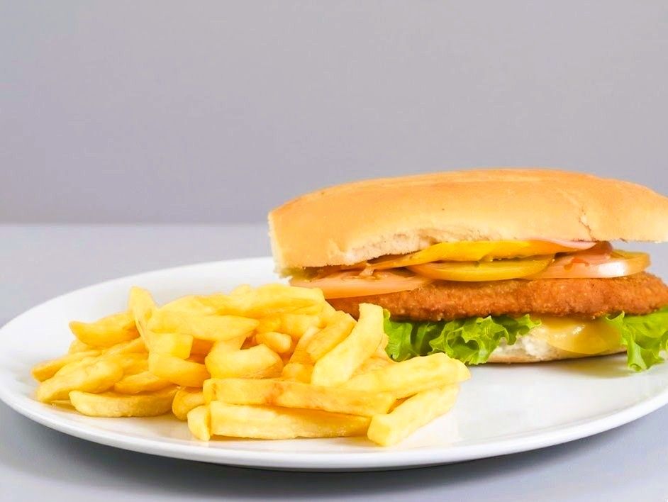 Sándwich de milanesa completo.