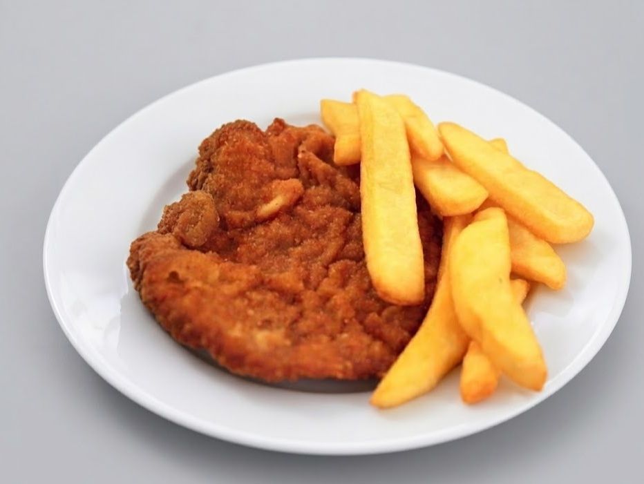 Milanesa de ternera con papas.