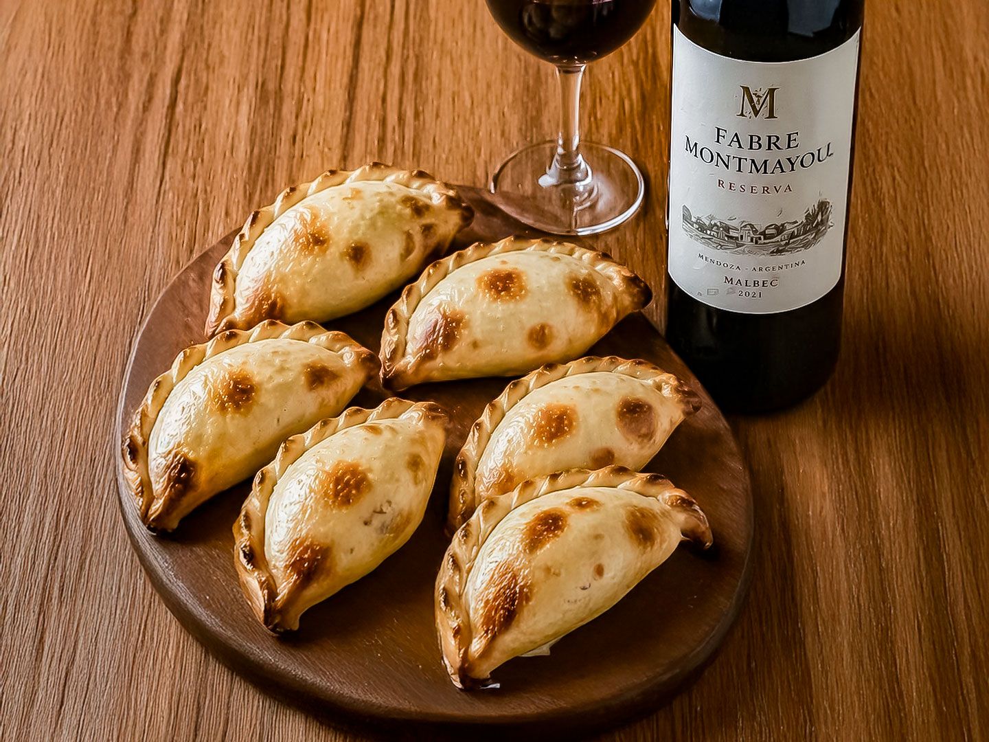 Media doc de empanadas + vino