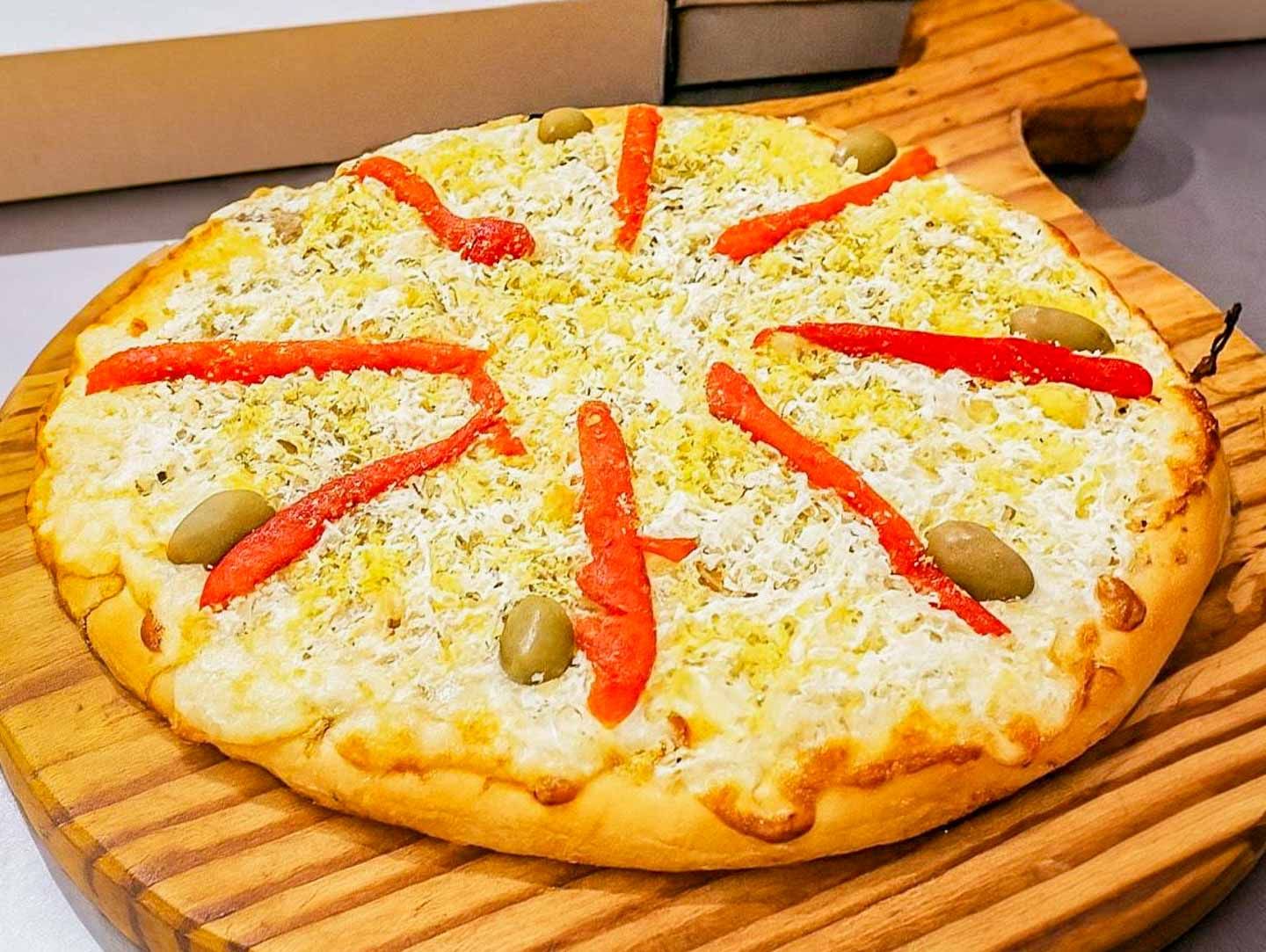 Pizza mozzarella con huevo