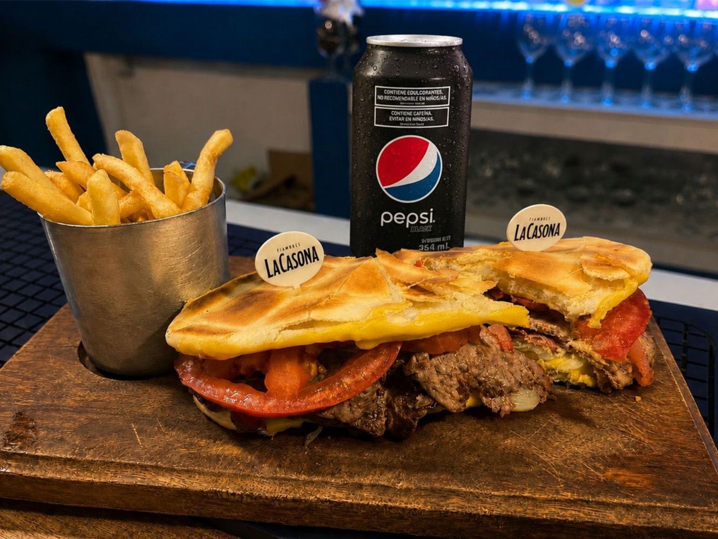 Sándwich chivito uruguayo + gaseosa