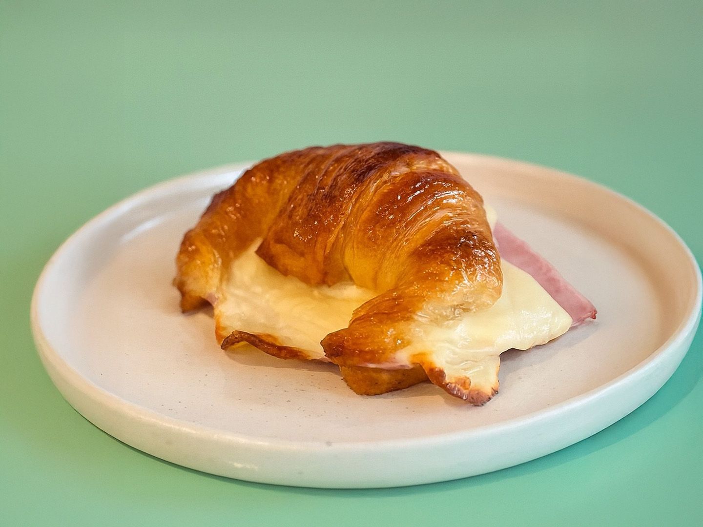 Medialuna con jamón y queso