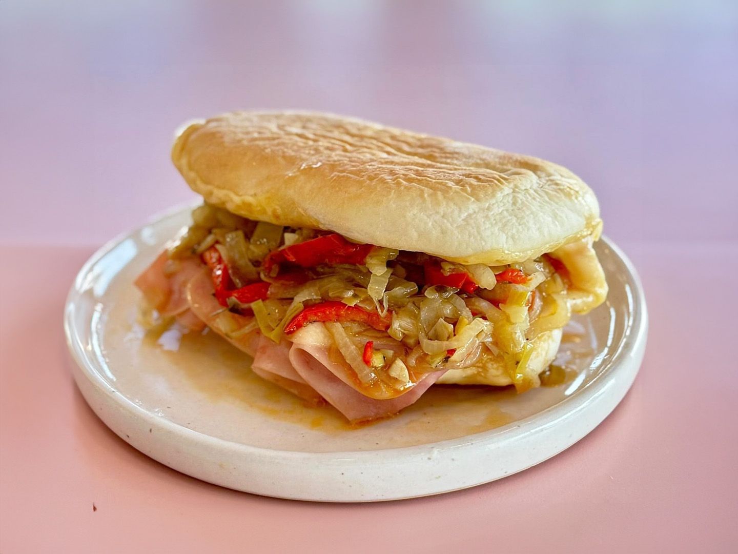 Sándwich jamón, cebolla árabe