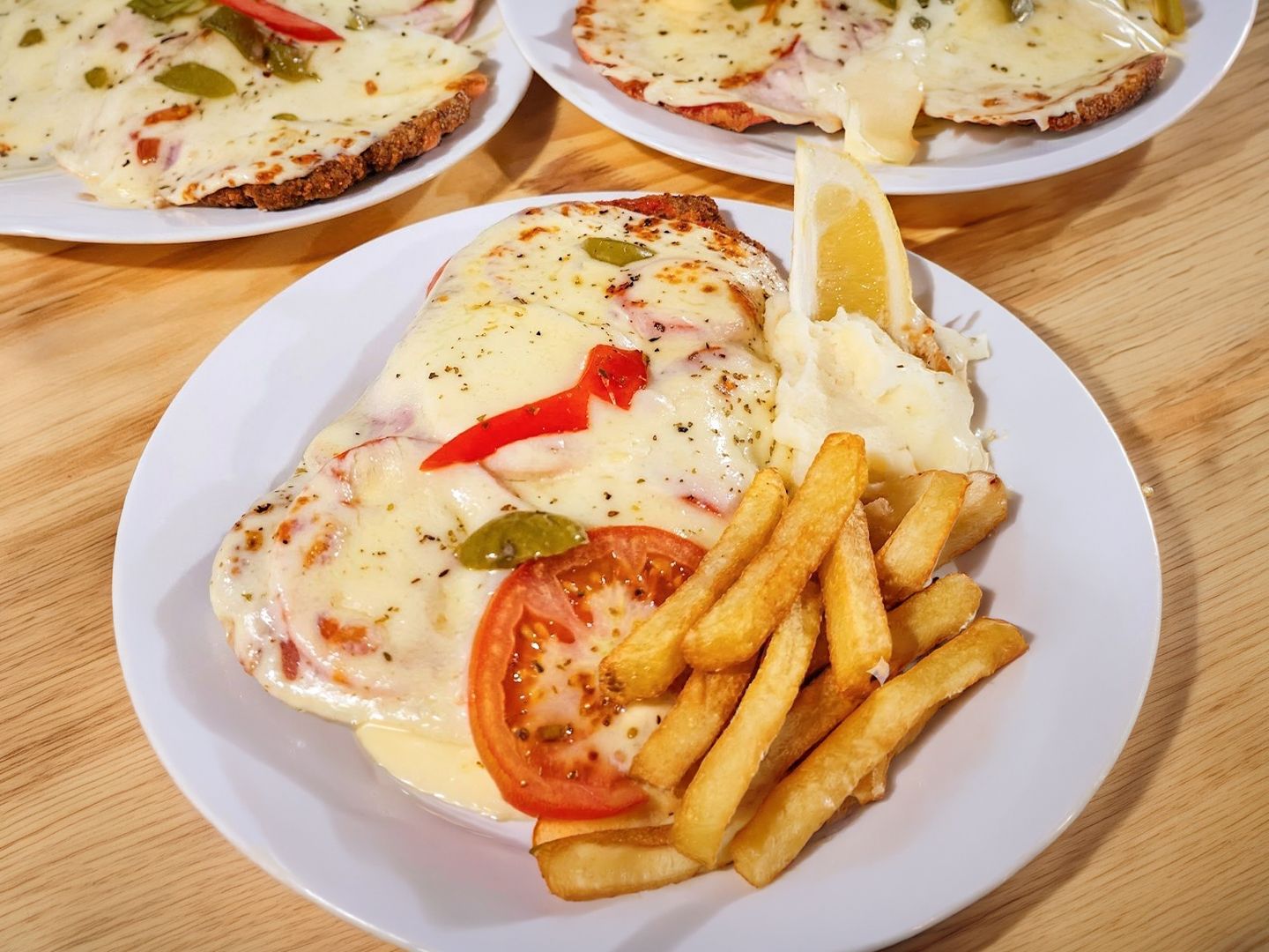 Suprema a la pizza + fritas -