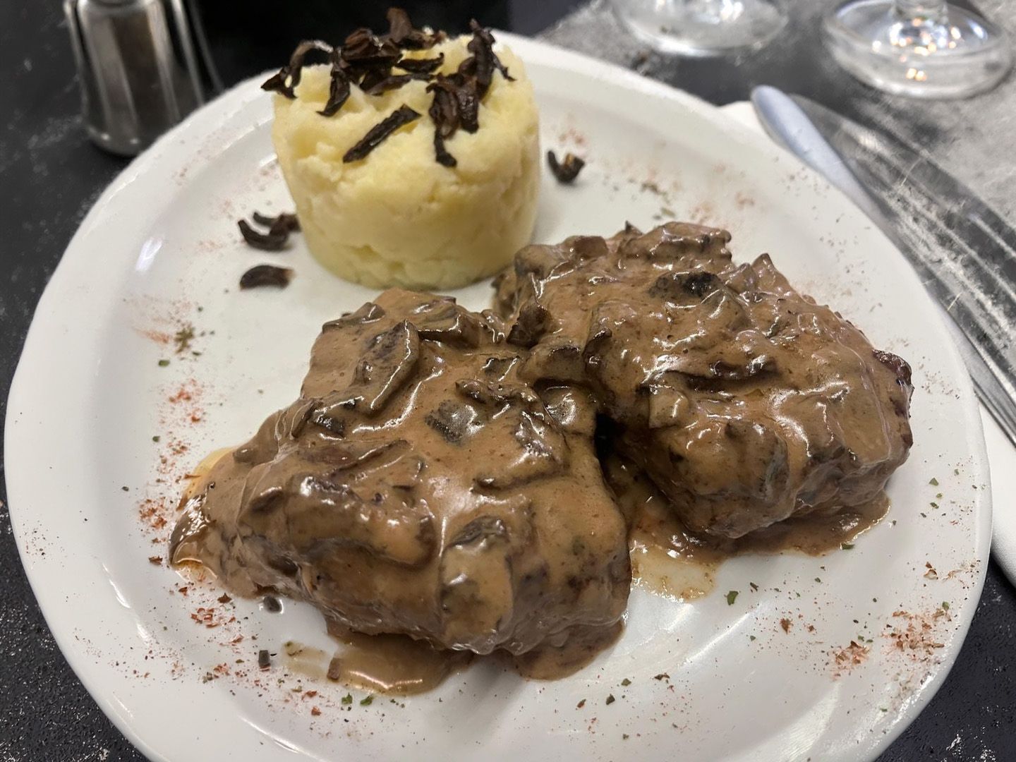 Lomo en salsa de hongo con puré