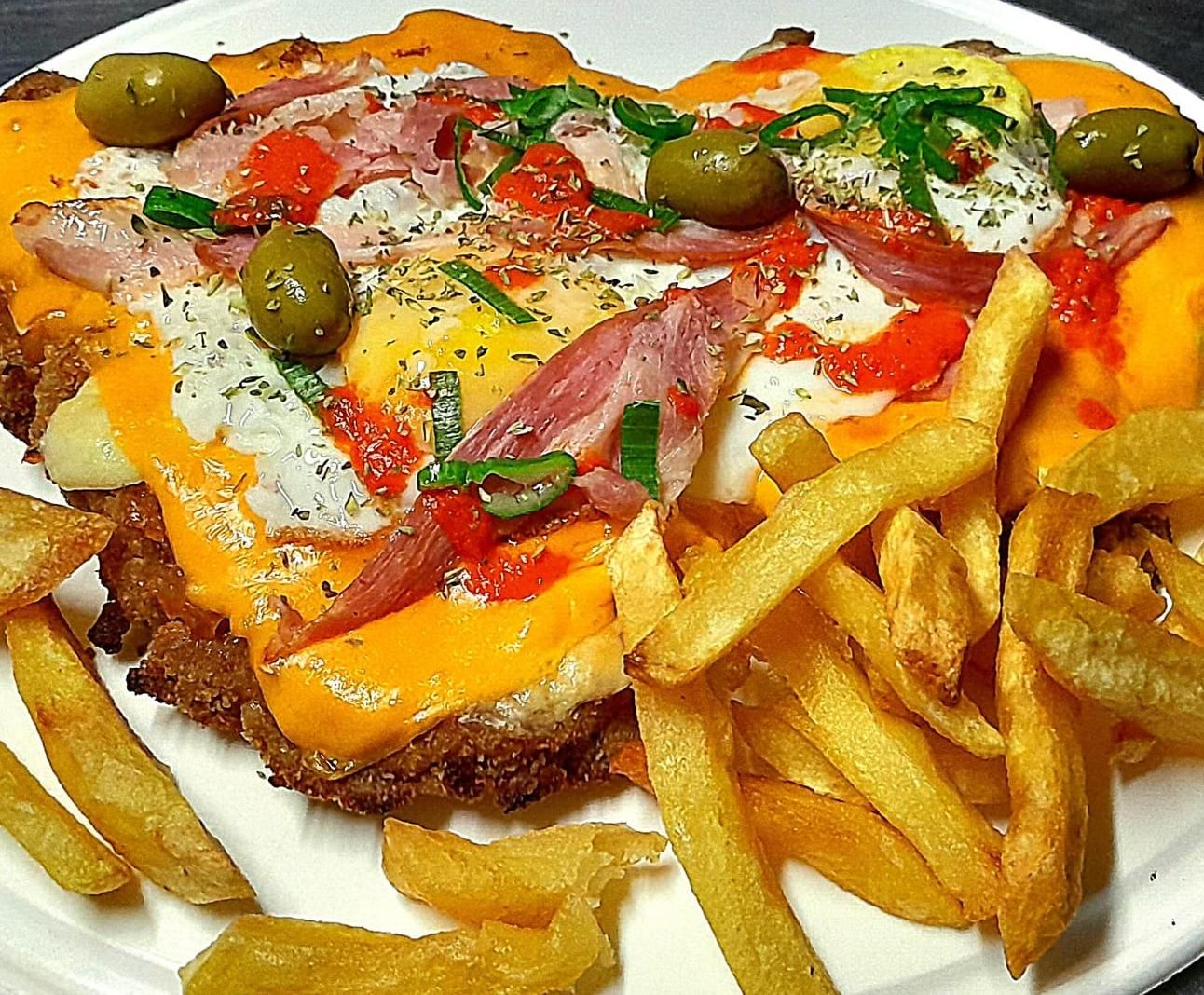 Pizzanesa de cheddar y panceta + papas