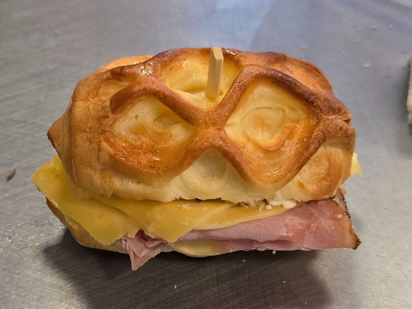 Croisant dulce lomo y queso