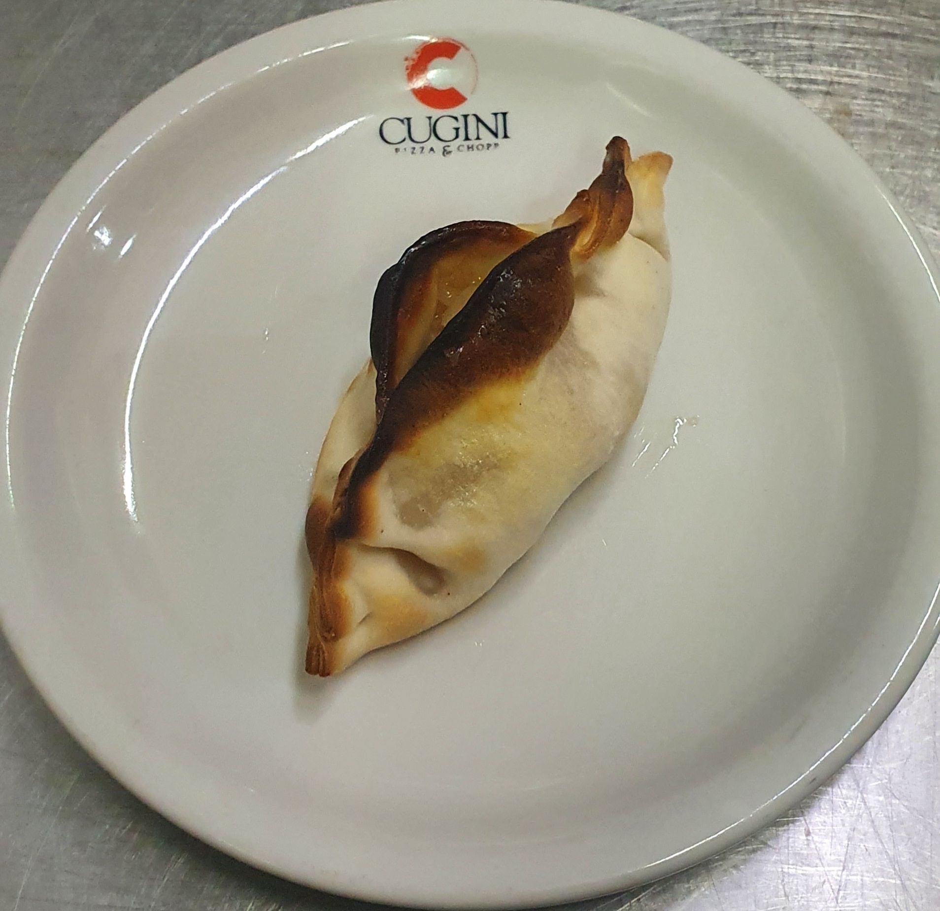 Empanada de queso, cebolla y panceta