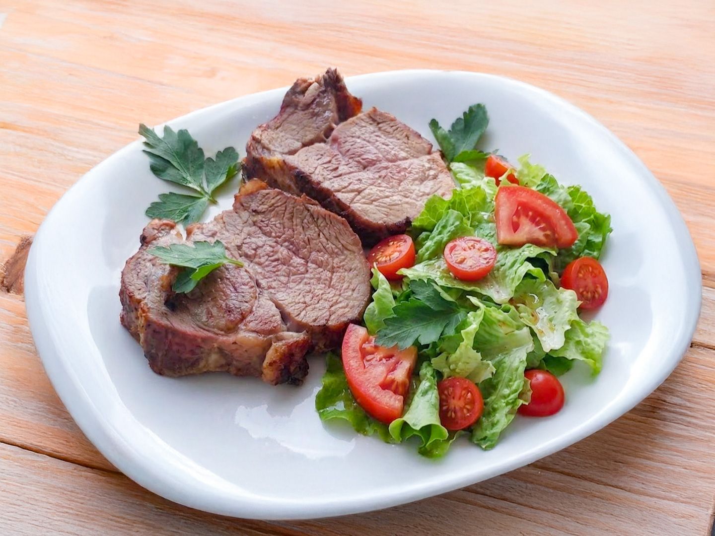 Carne con ensalada.