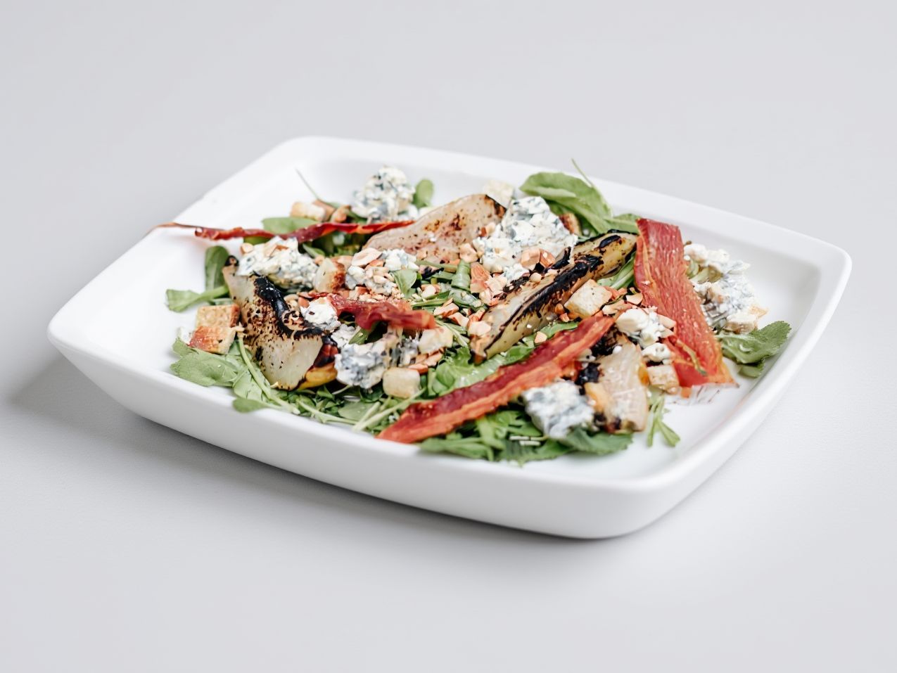 Ensalada caesar con bastones de pollo