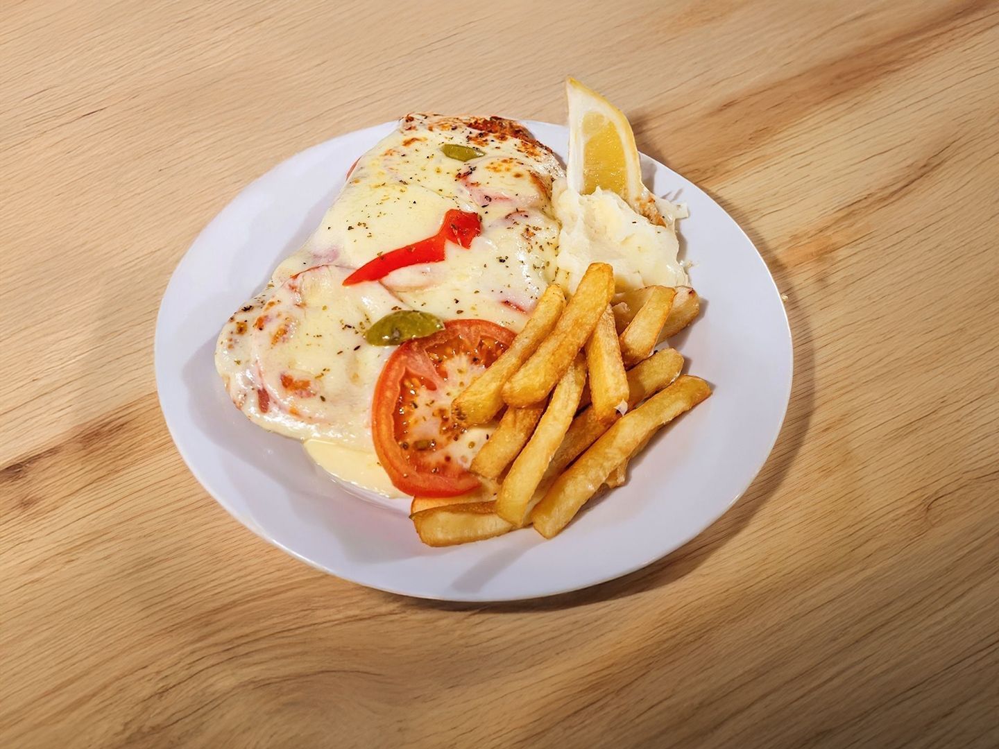 2x suprema a la pizza con papas fritas.