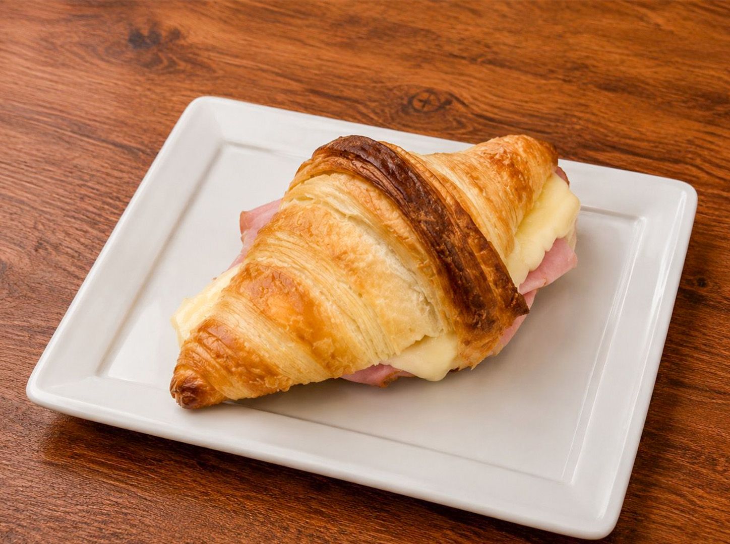 Croissant jamón y queso
