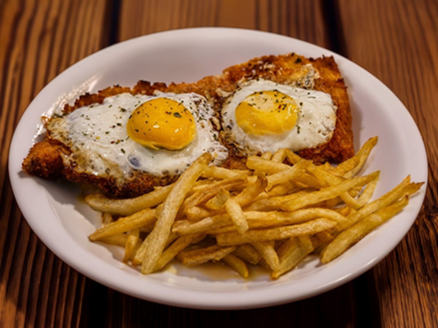 Suprema a caballo con papas fritas