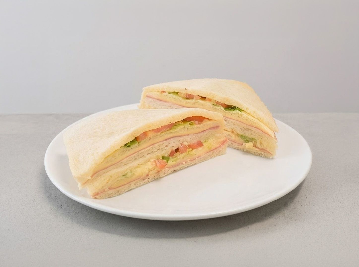 Sándwich de miga triple.