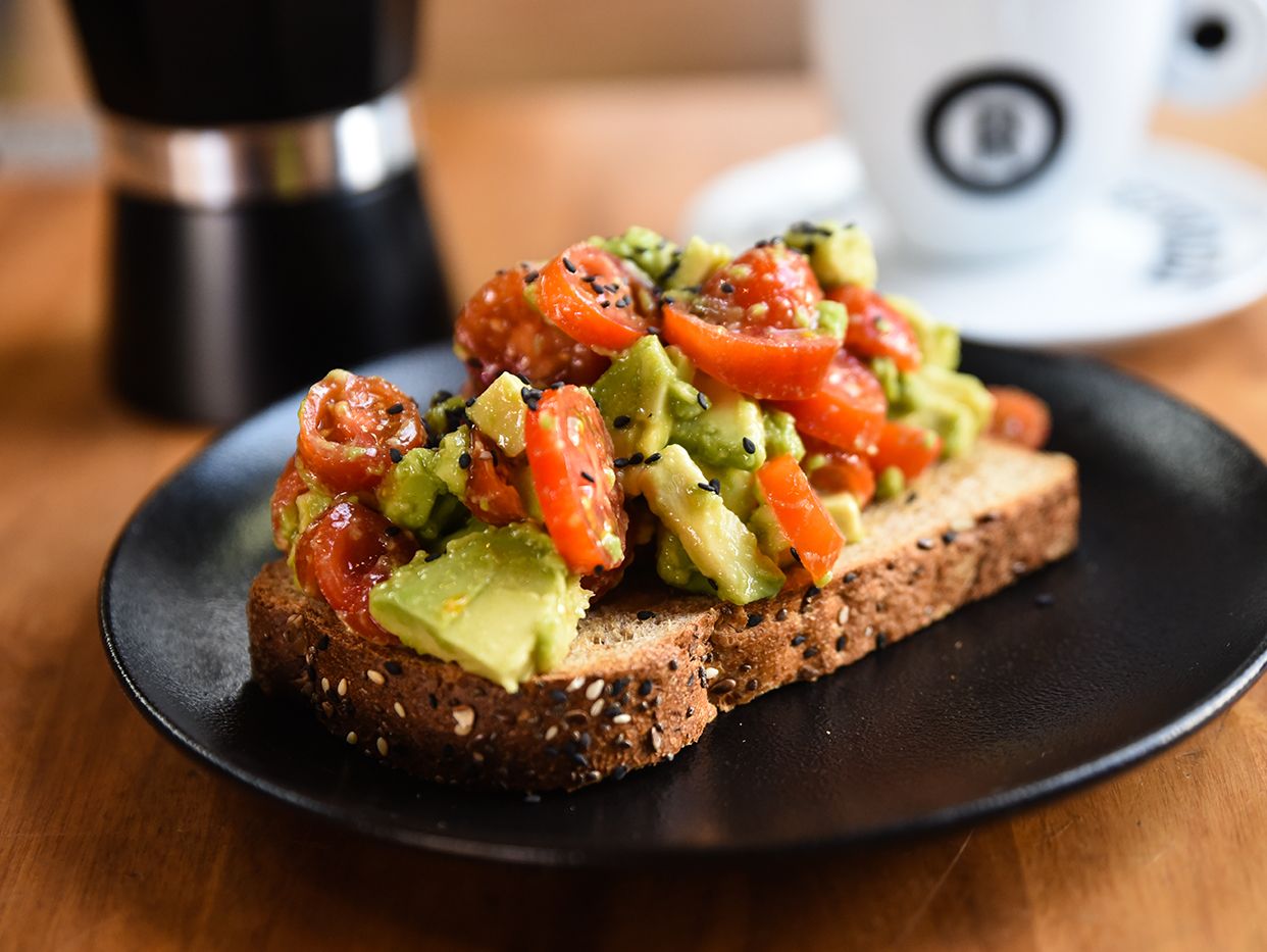 Tostón con palta y cherrys