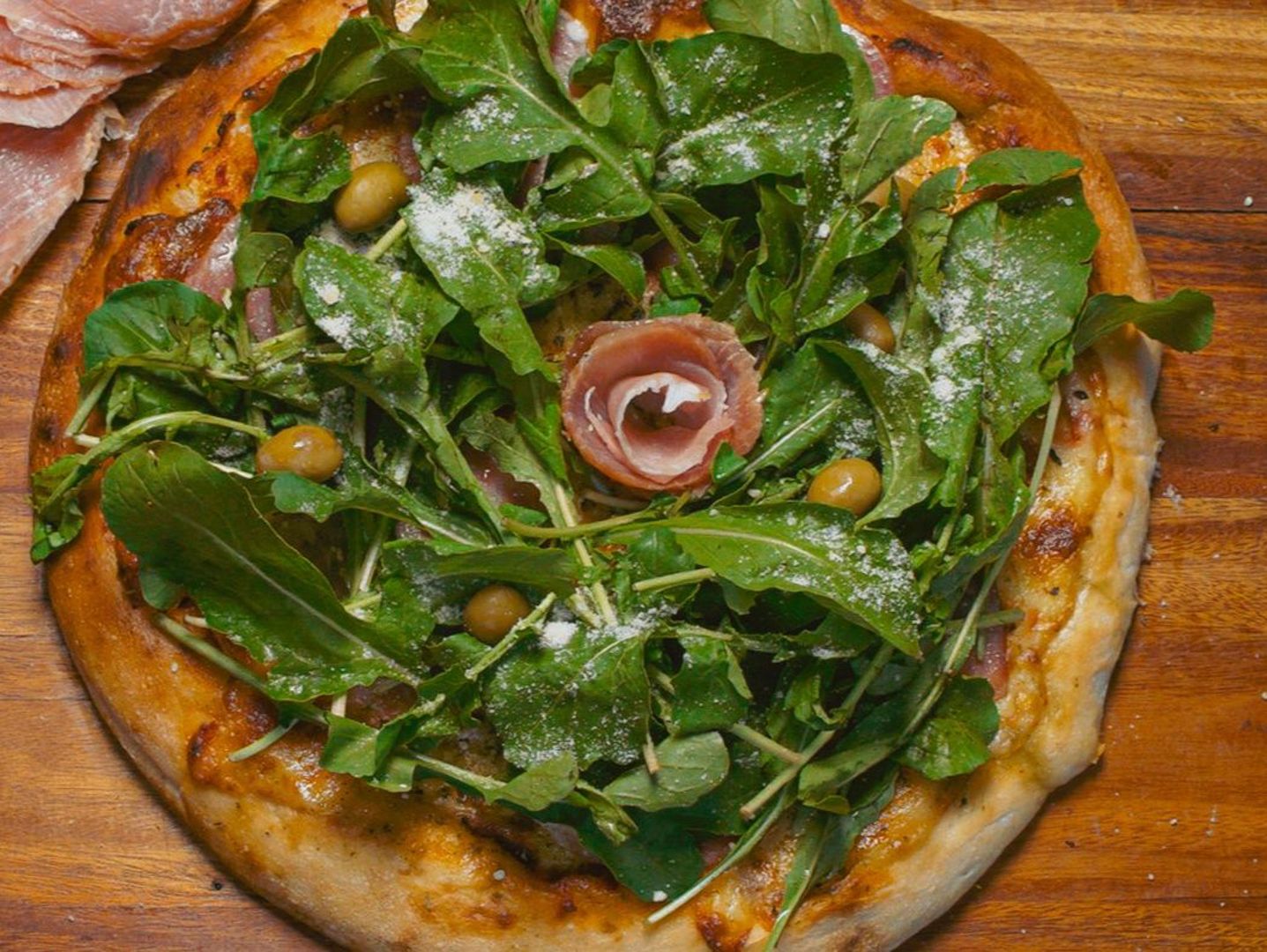 Pizza rúcula y jamón crudo