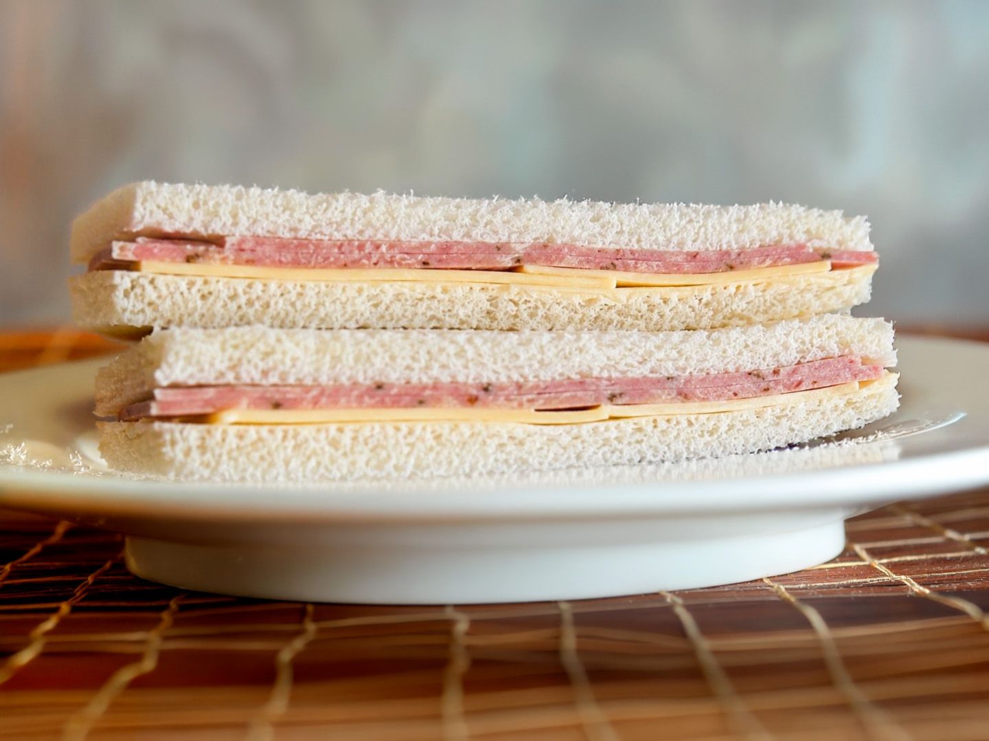 Sándwich de milán y queso - bandeja