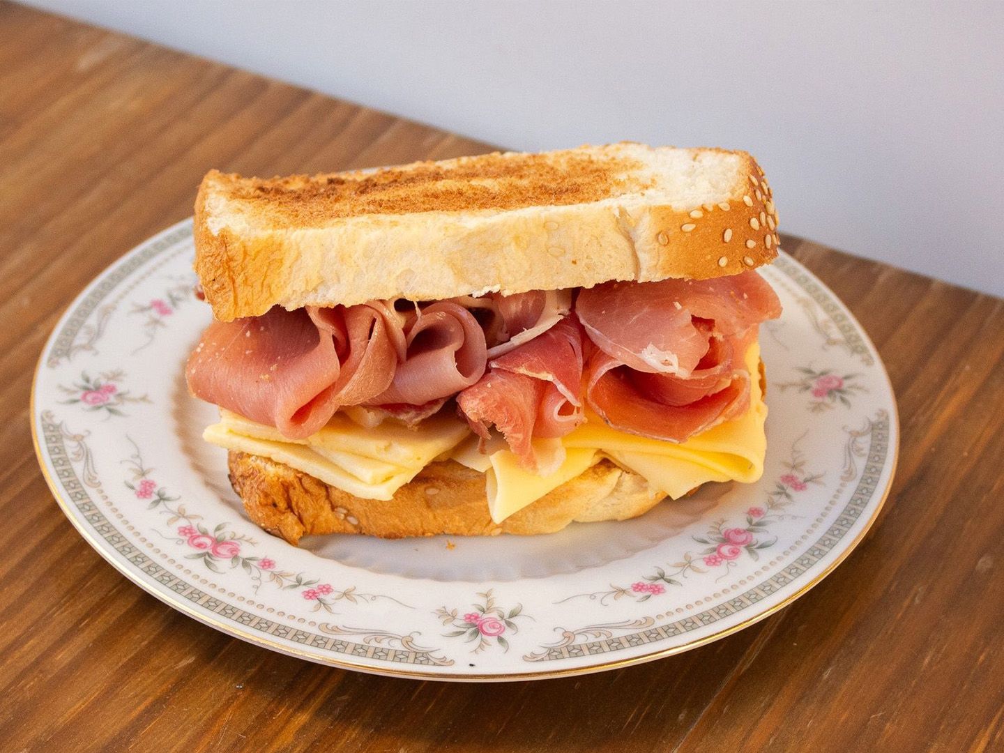 Tostón con jamón y queso
