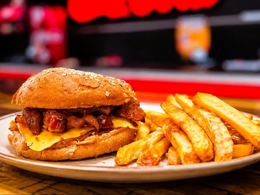 Buger chicken especial + papas