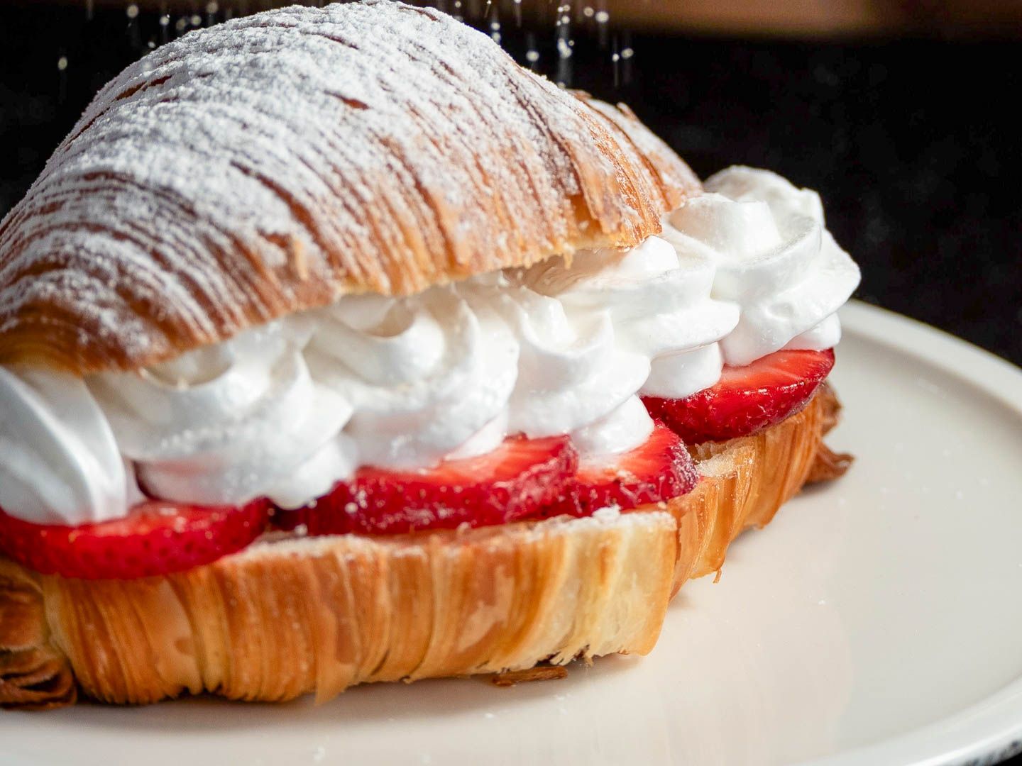 Croissant con crema y frutas