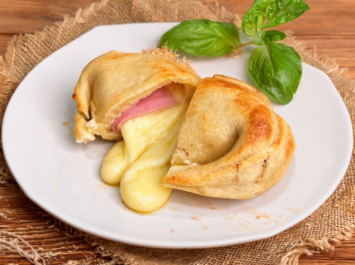 Empanda de jamón y mozza
