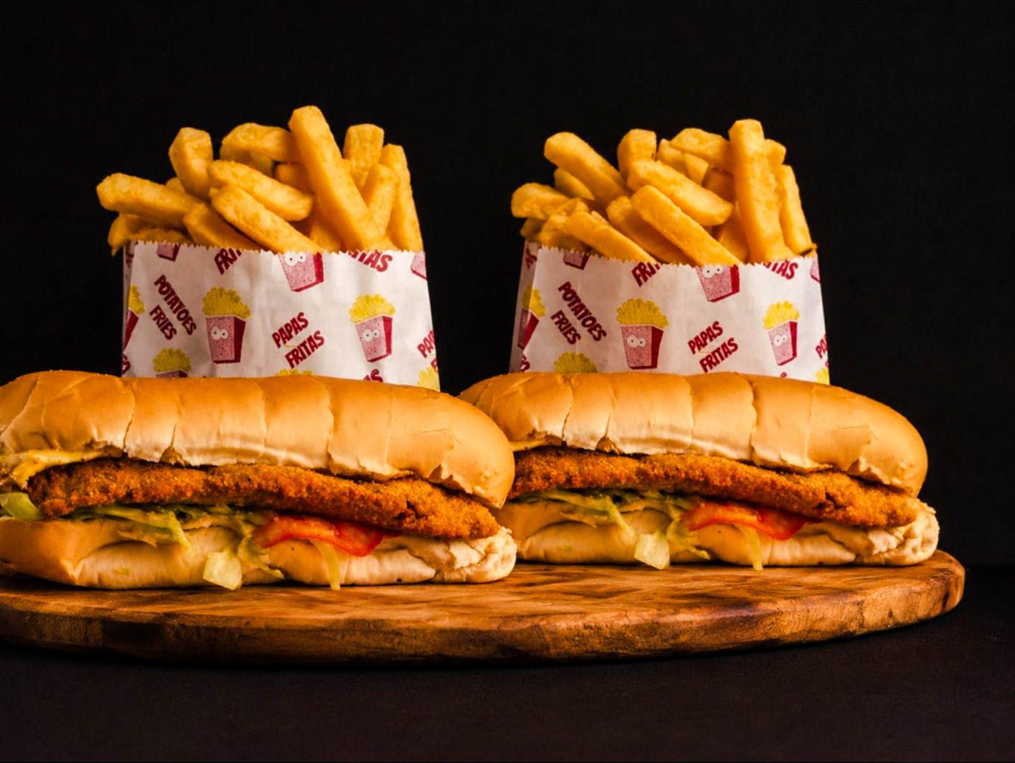Sándwich mega x2 de mila de pollo con papas