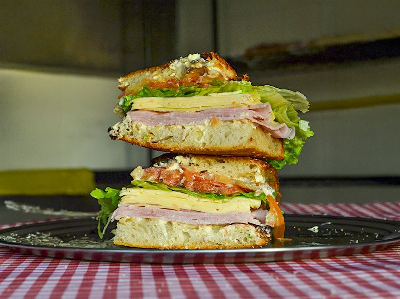 Focaccia jamón y queso
