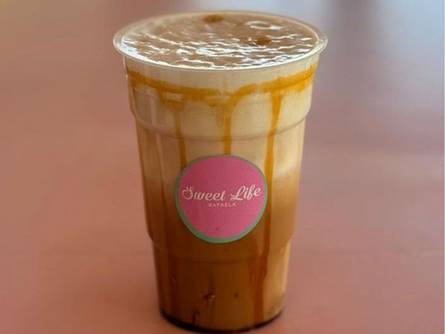 Iced latte con caramelo