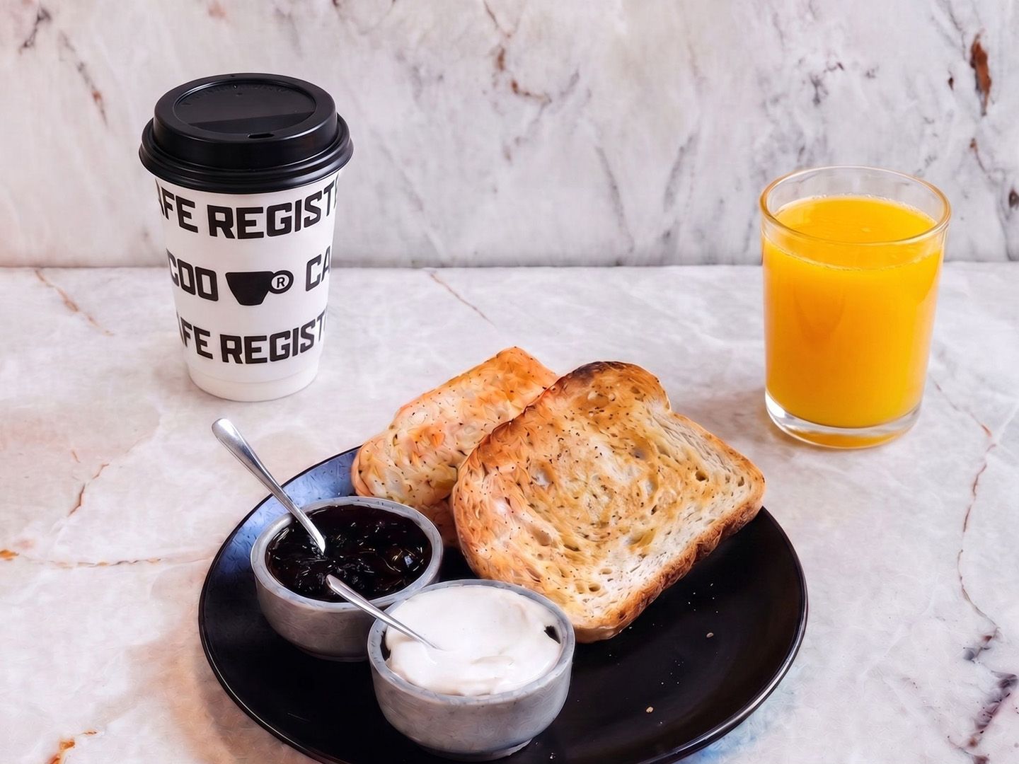 Café a elección + tostadas + jugo de naranja