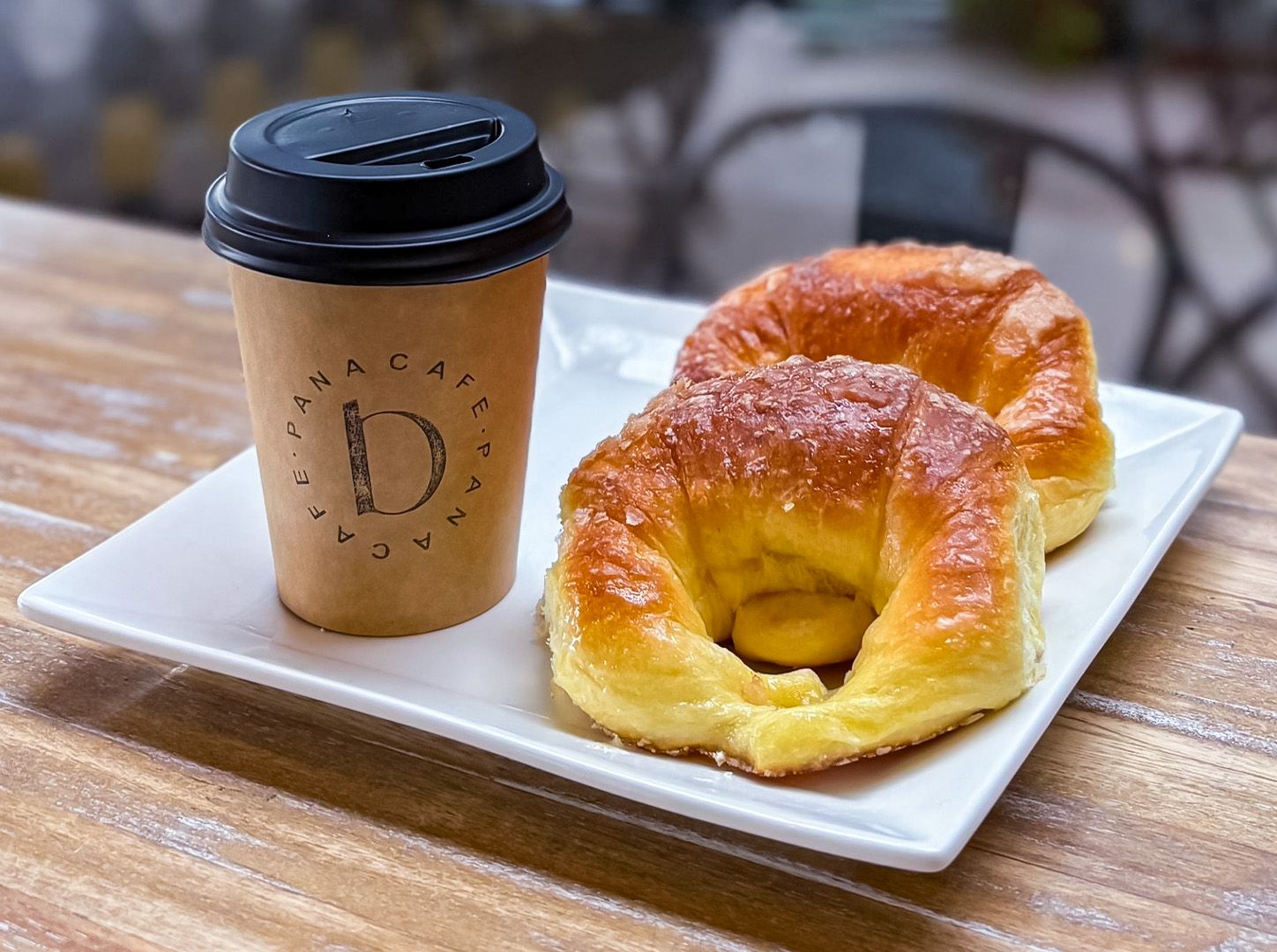 Café + 2 medialunas de manteca