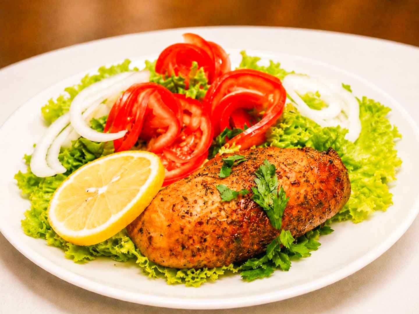 Pulpetin relleno al puerro con guarnición