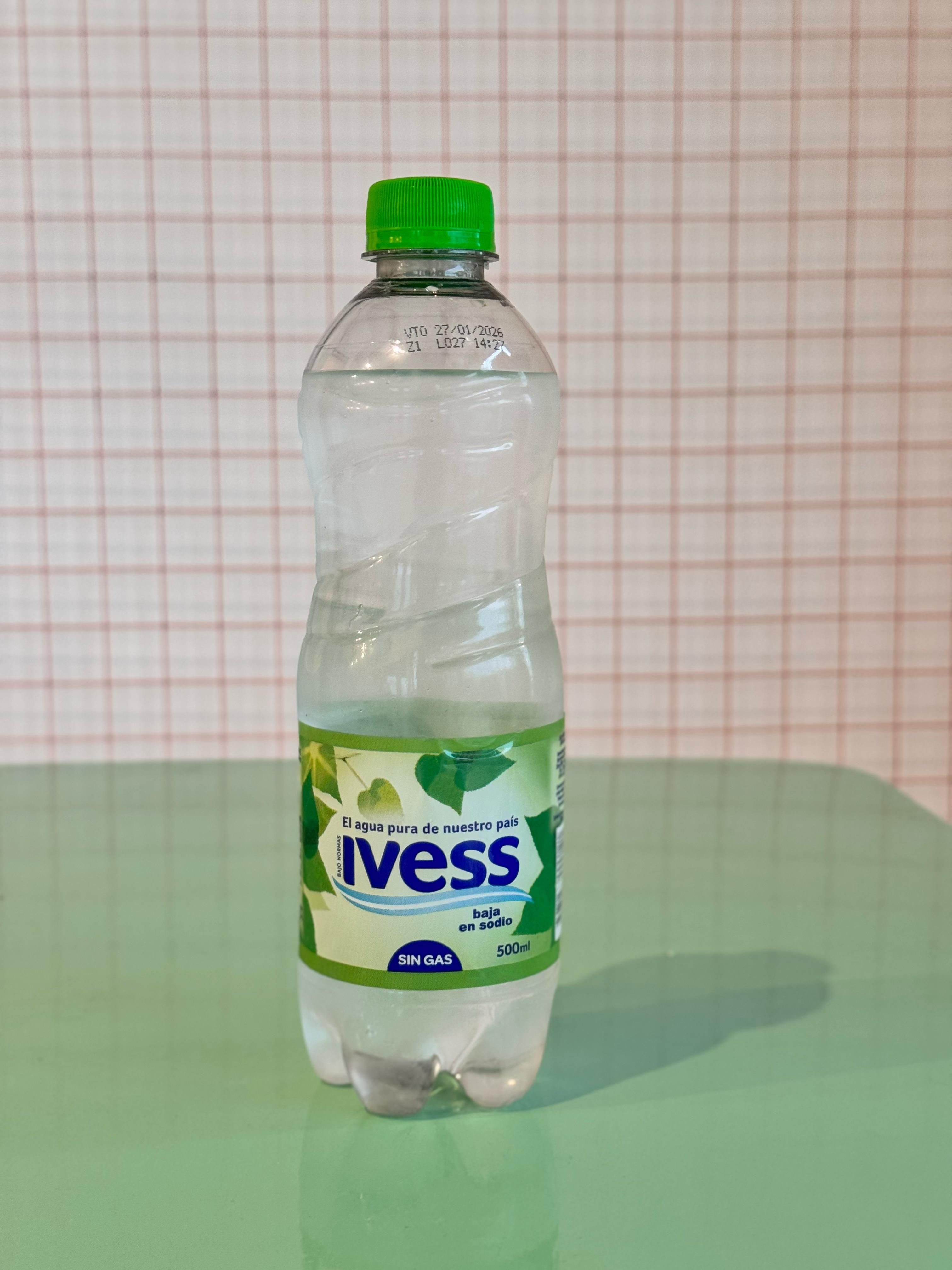 Agua sin gas