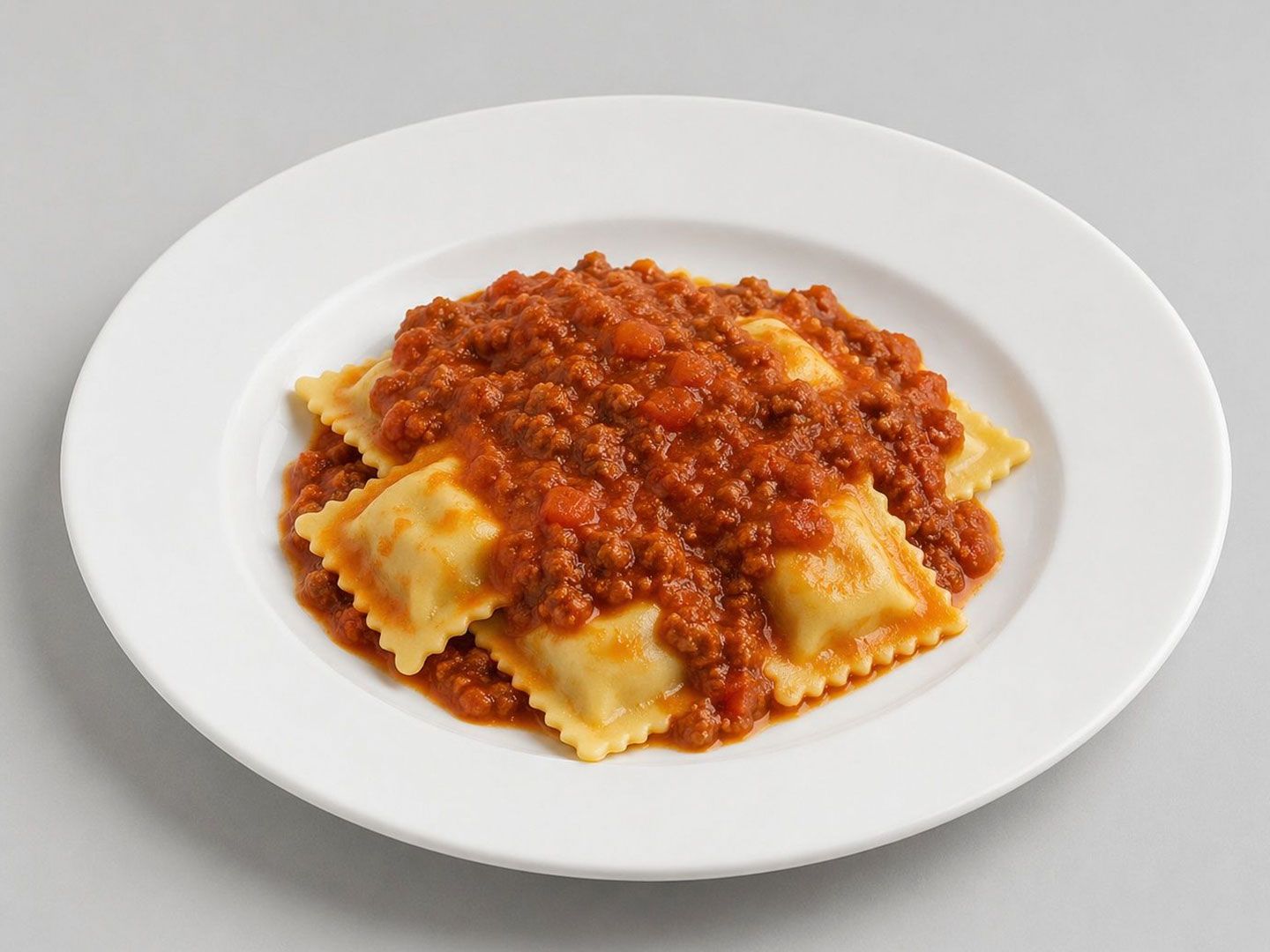 Ravioles con salsa boloñesa