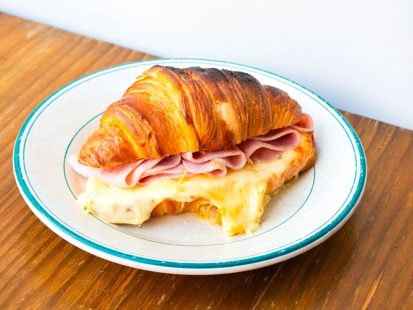 Croissant jamón y queso