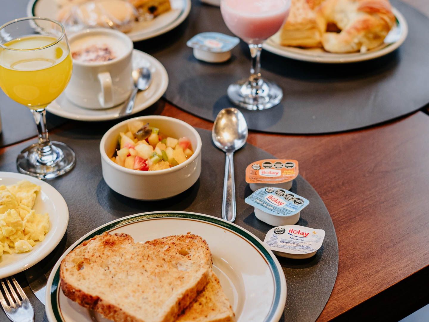 Café + tostadas + dips + jugo